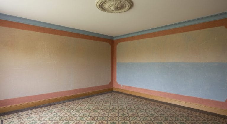 Historischer Innenraum mit Leimfarbenanstrich