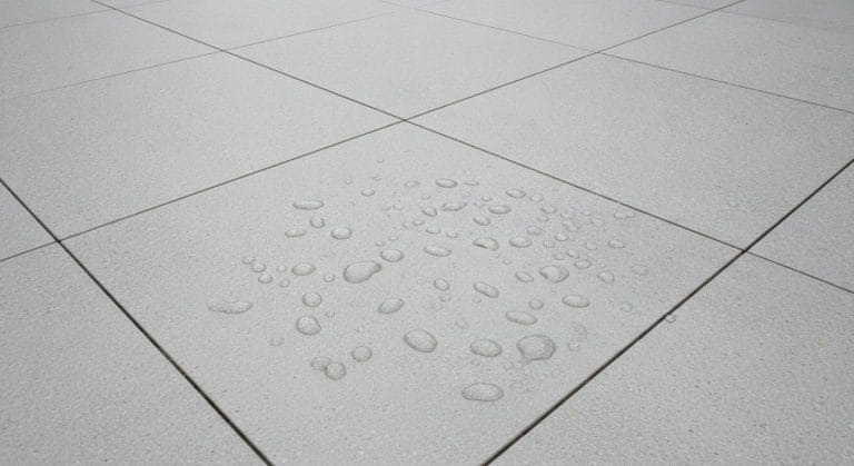 Großformatige Feinsteinzeug-Terrassenplatten mit schmalen Fugen