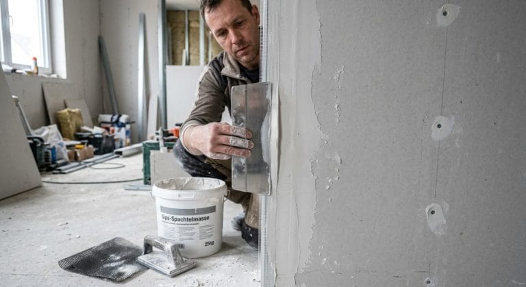 Rigipsplatten verspachteln: Bewehrungsstreifen in den Plattenstoß einbetten