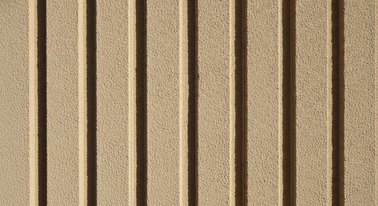 Parallele Rillenstruktur eines Rillenputzes an einer Fassade