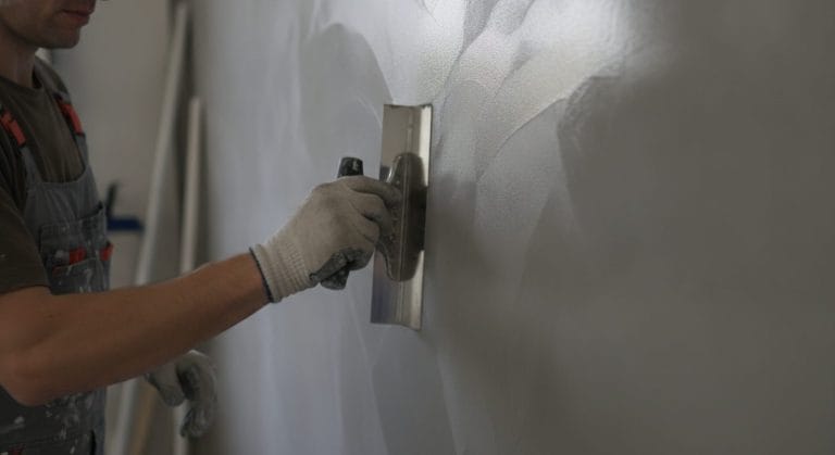 Polieren einer Betonoptik-Wand mit Spachteltechnik