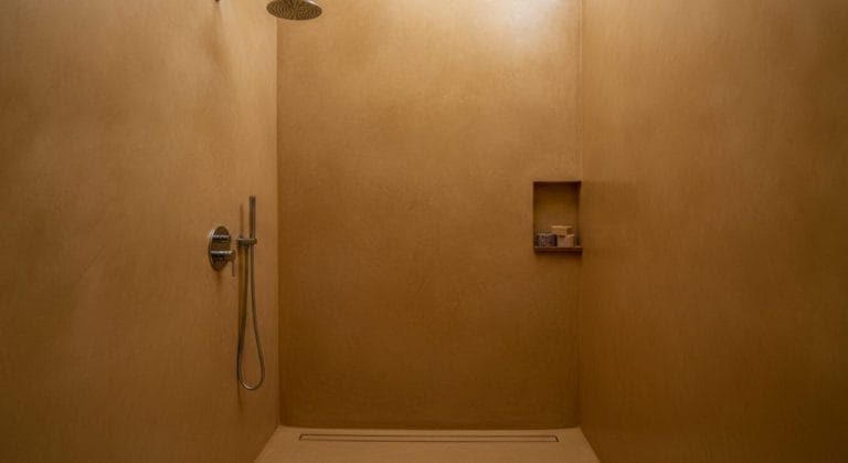 Fugenlose Tadelakt-Dusche in ockerfarbenem Kalkputz