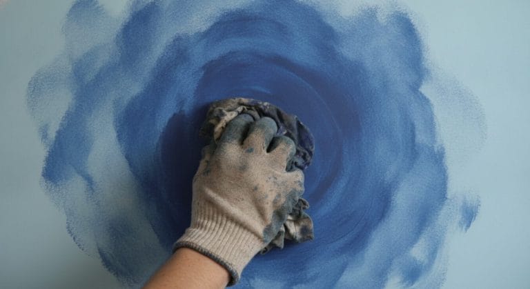 Wischtechnik mit Lappen auf einer zweifarbigen Wand